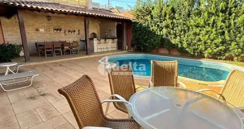Casa residencial disponível para locação e venda no bairro Lidíce em Uberlândia-MG