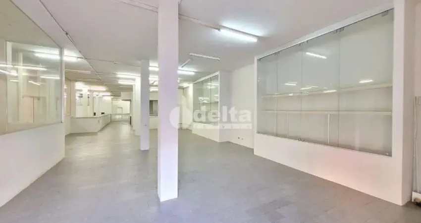 Loja disponível para locação no bairro Nossa Senhora Aparecida em Uberlândia-MG.