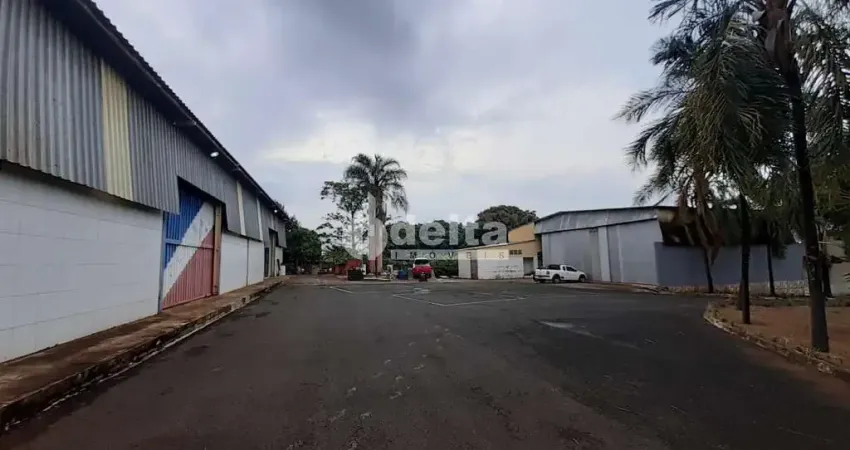 Galpão disponível para locação no bairro Chácaras Tubalina E Quartel em Uberlândia-MG