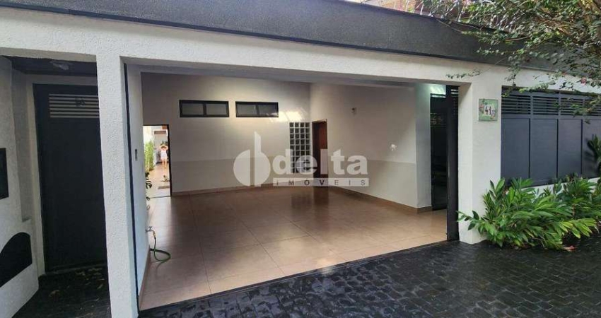 Casa residencial disponível para locação e venda no bairro Jardim Karaíba em Uberlândia-MG