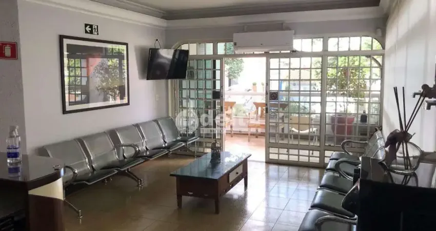 Casa comercial disponível para locação no bairro Morada da Colina em Uberlândia-MG
