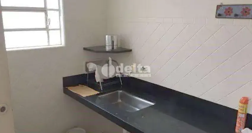 Casa comercial disponível para locação no bairro Martins em Uberlândia-MG