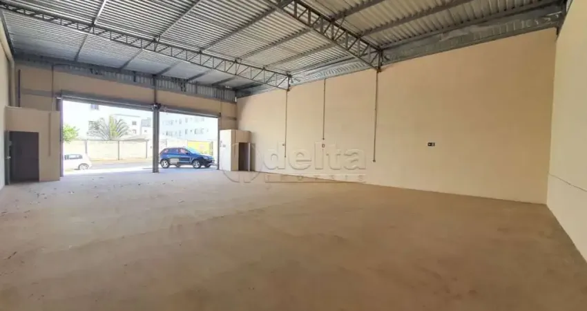 Galpão disponível para locação no bairro Shopping Park em Uberlândia-MG.