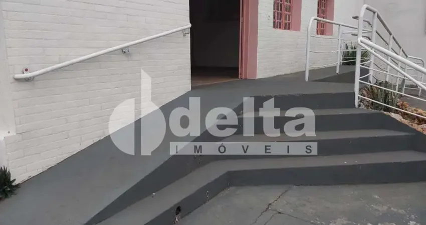 Casa comercial disponível para locação no bairro Centro em Uberlândia-MG