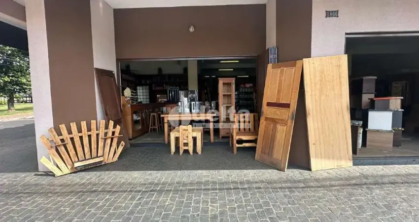 Loja disponível para locação no bairro Santa Mônica em Uberlândia-MG.