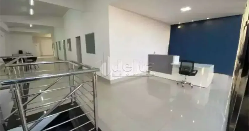Prédio comercial disponível para locação no bairro Nossa Senhora Aparecida em Uberlândia-MG.