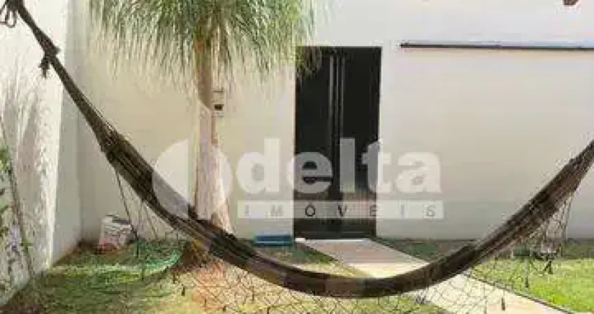 Casa disponível para locação no bairro Jardim Inconfidência em Uberlândia-MG