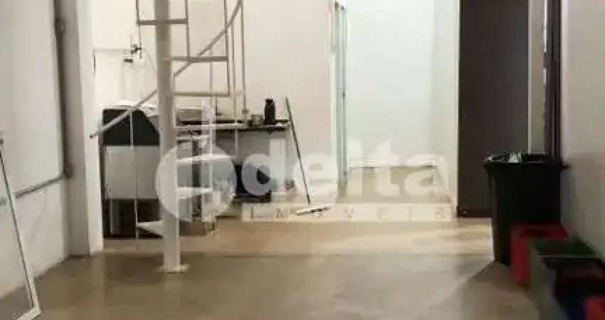Galpão disponível para locação no bairro Santa Rosa em Uberlândia-MG.