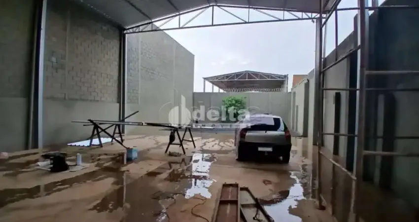 Galpão disponível para locação no bairro Nossa Senhora das Graças em Uberlândia-MG.