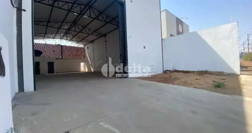Galpão disponível para locação no bairro Granada em Uberlândia-MG.