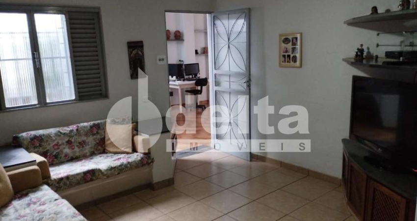 Casa residencial disponível para locação no bairro Centro em Uberlândia-MG
