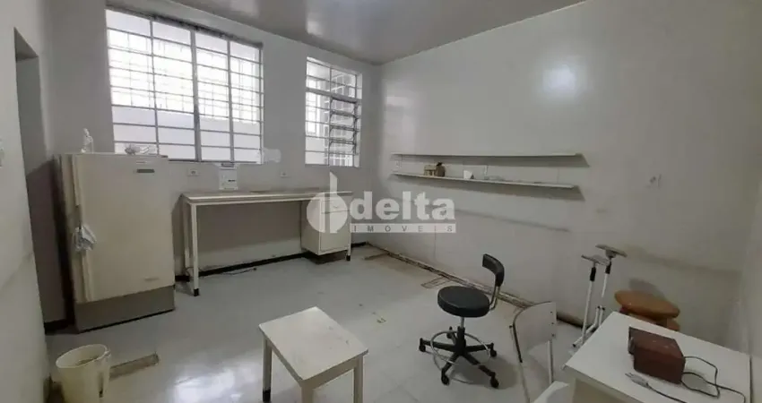 Casa comercial disponível para locação no bairro Centro em Uberlândia-MG