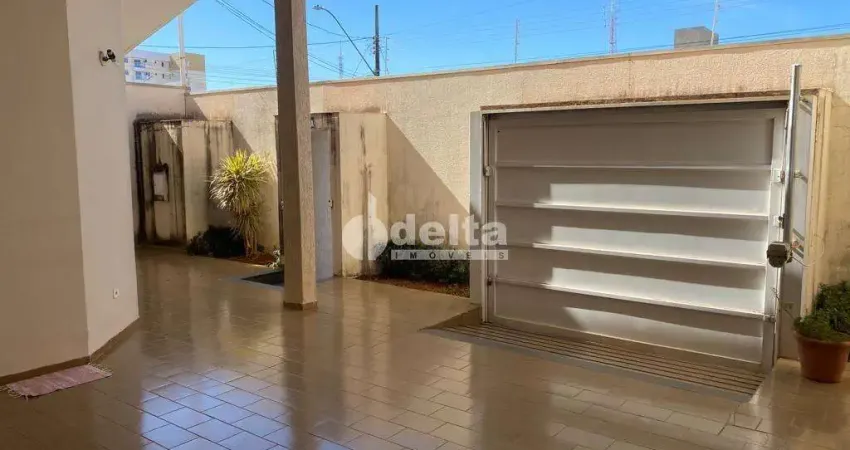 Casa comercial disponível para locação no bairro Umuarama em Uberlândia-MG