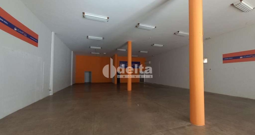 Loja disponível para locação no bairro Nossa Senhora Aparecida em Uberlândia-MG.