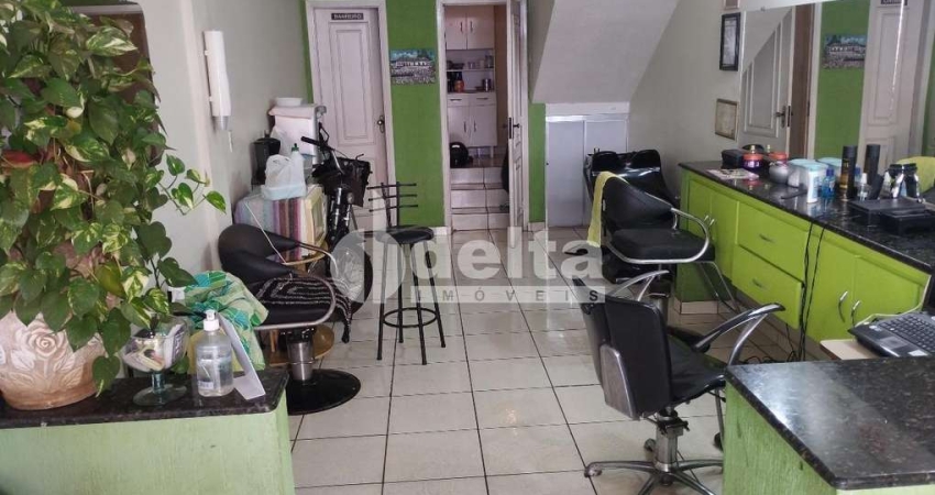 Loja disponível para locação no bairro Nossa Senhora Aparecida em Uberlândia-MG.