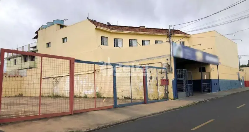 Loja disponível para locação no bairro Marta Helena em Uberlândia-MG.