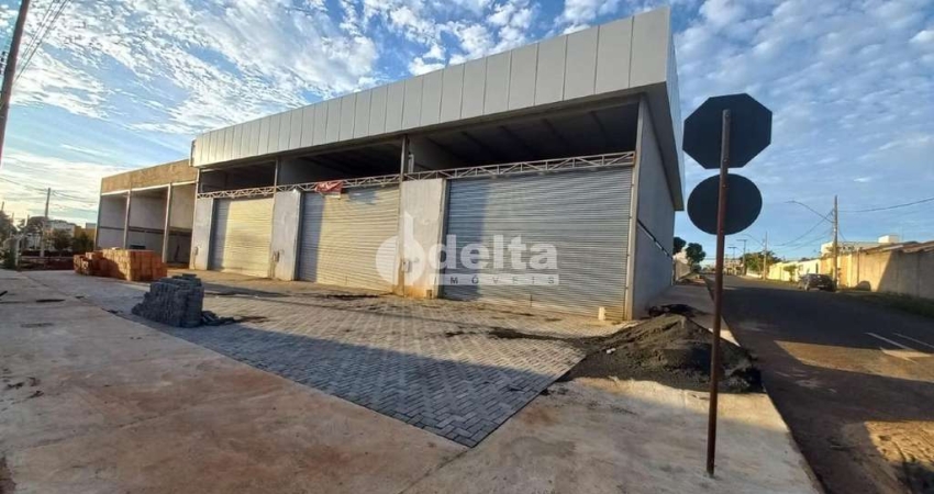 Galpão comercial disponível para locação no bairro Santa Mônica em Uberlândia-MG