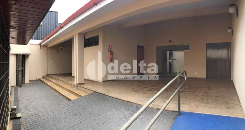 Casa residencial e comercial disponível para locação no bairro Brasil em Uberlândia-MG