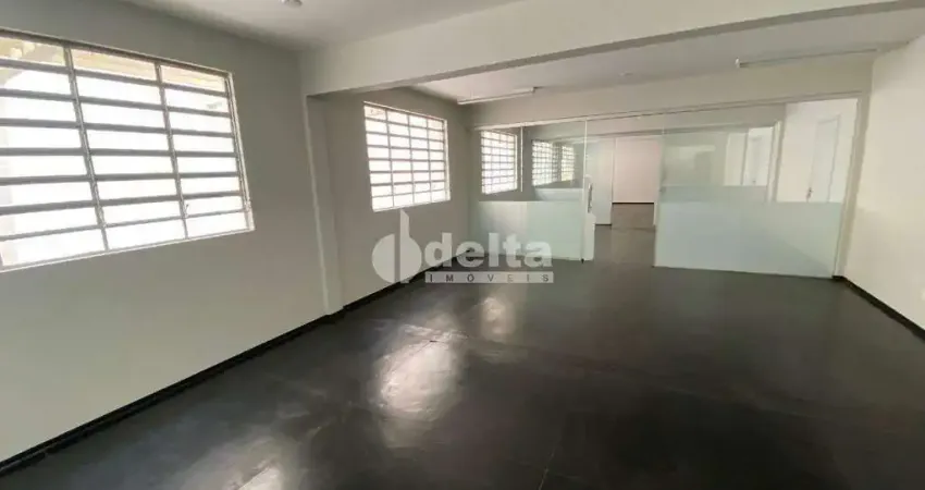 Casa comercial disponível para locação no bairro Lidice em Uberlândia-MG