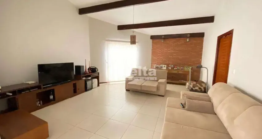 Casa residencial disponível para locação e venda no bairro Cidade Jardim em Uberlândia-MG