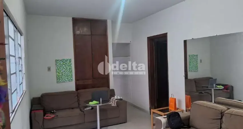 Casa residencial disponível para locação no bairro Lidíce em Uberlândia-MG