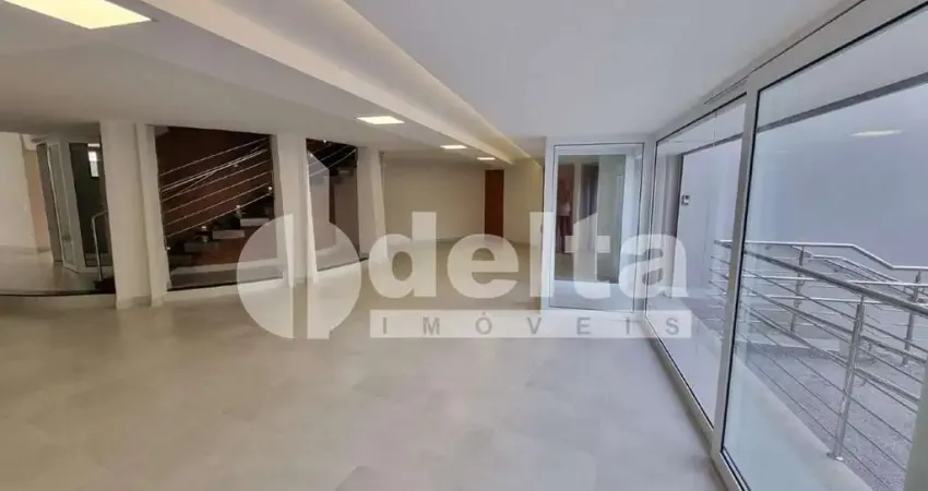 Casa comercial disponível para locação no bairro Centro em Uberlândia-MG