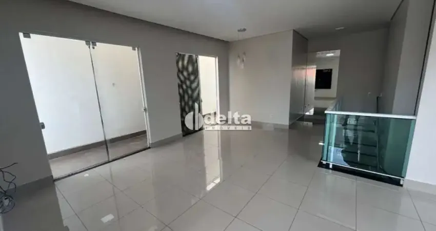 Casa residencial disponível para locação no bairro Tabajaras em Uberlândia-MG.
