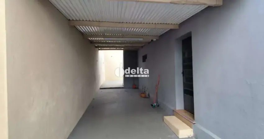 Casa residencial disponível para locação no bairro Tabajaras em Uberlândia-MG.