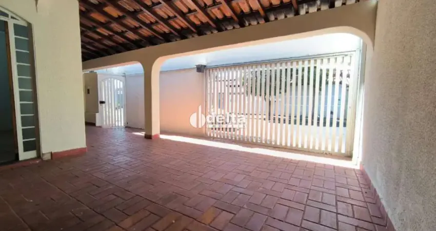 Casa residencial disponível para locação no bairro Jardim Patrícia em Uberlândia-MG.