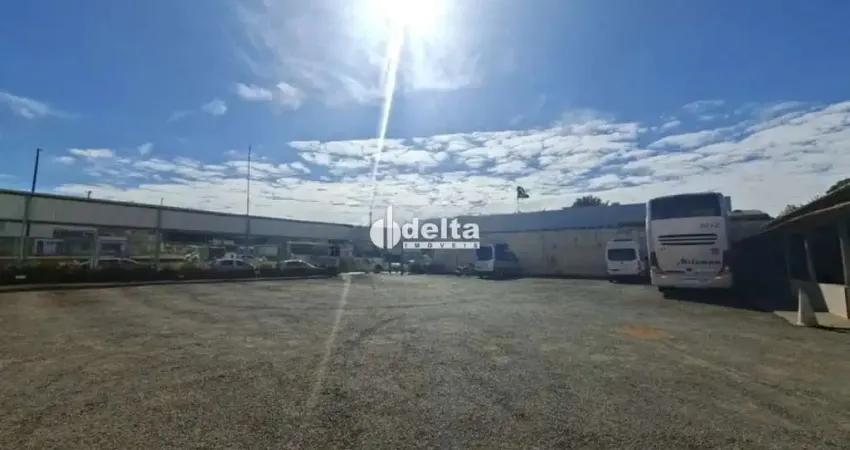 Galpão comercial disponível para locação no bairro Martins em Uberlândia-MG