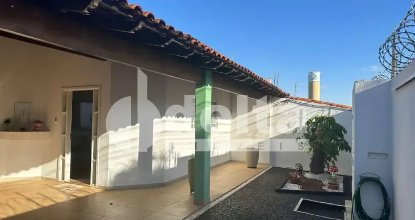 Casa Residencial disponível para locação e venda no bairro Santa Mônica em Uberlândia-MG