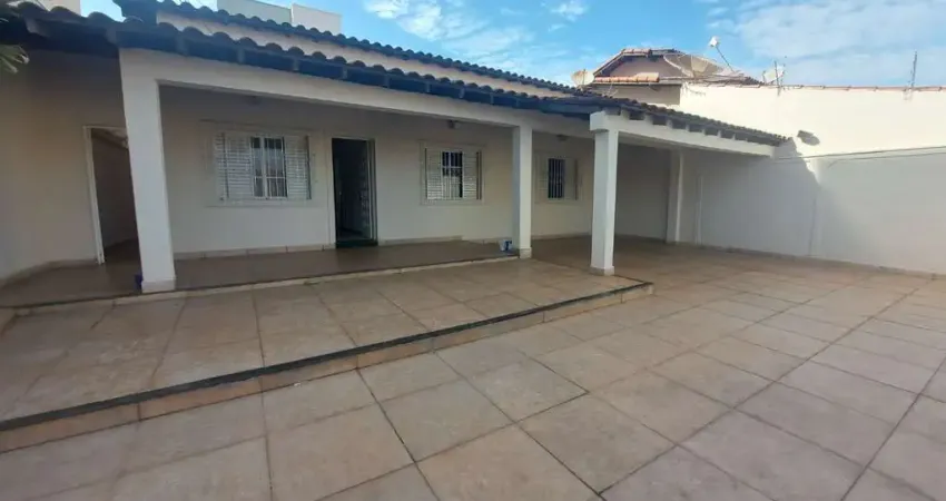 Casa residencial  disponível para locação no bairro Santa Mônica em Uberlândia-MG