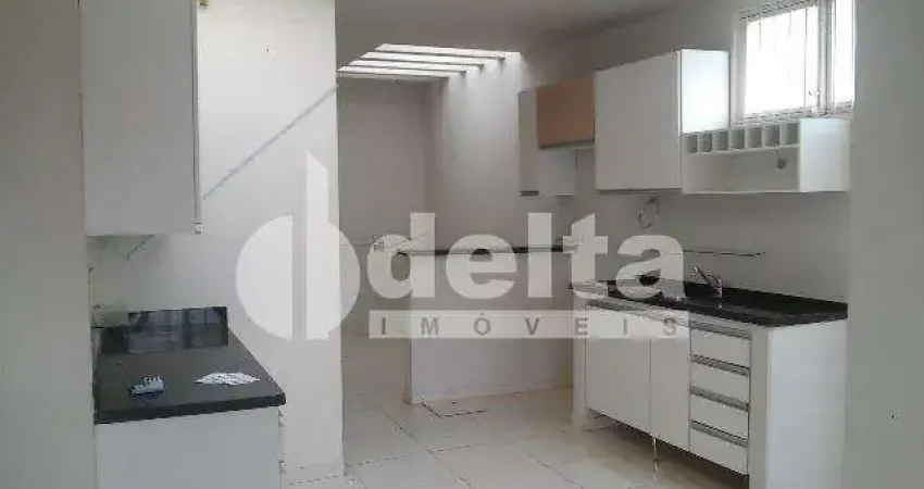 Casa residencial disponível para locação no bairro Santa Mônica em Uberlândia-MG.