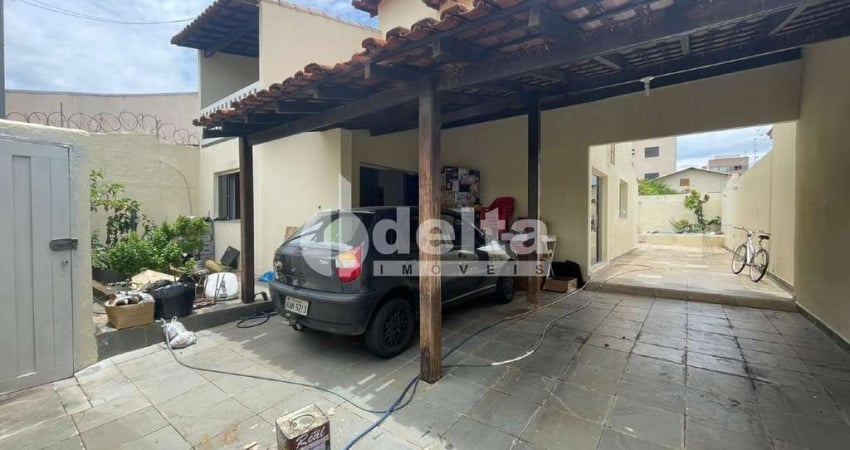Casa residencial disponível para locação e venda no bairro Umuarama em Uberlândia-MG