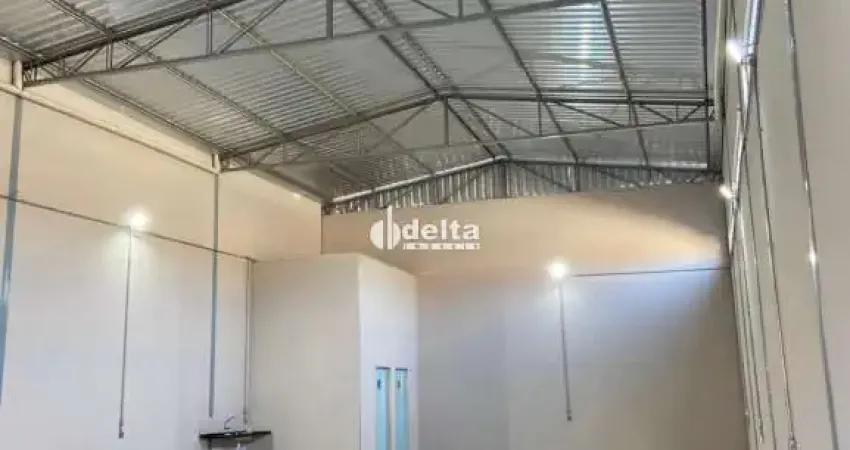 Galpão comercial disponível para locação no bairro Marta Helena em Uberlândia-MG