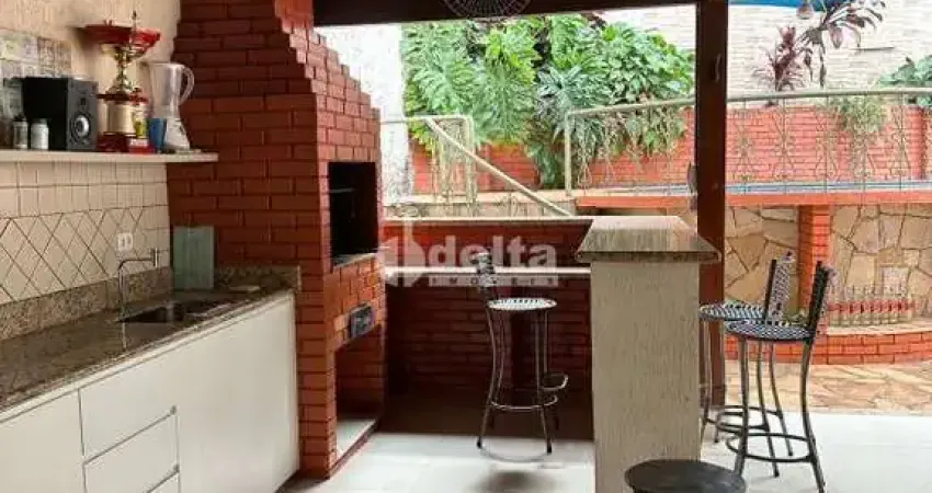 Casa residencial com 4 quartos sendo 2 suítes disponível para locação e venda no bairro lidice em uberlândia - mg.