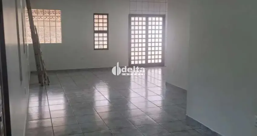 Casa residencial disponível para locação no bairro Santa Mônica em Uberlândia-MG.