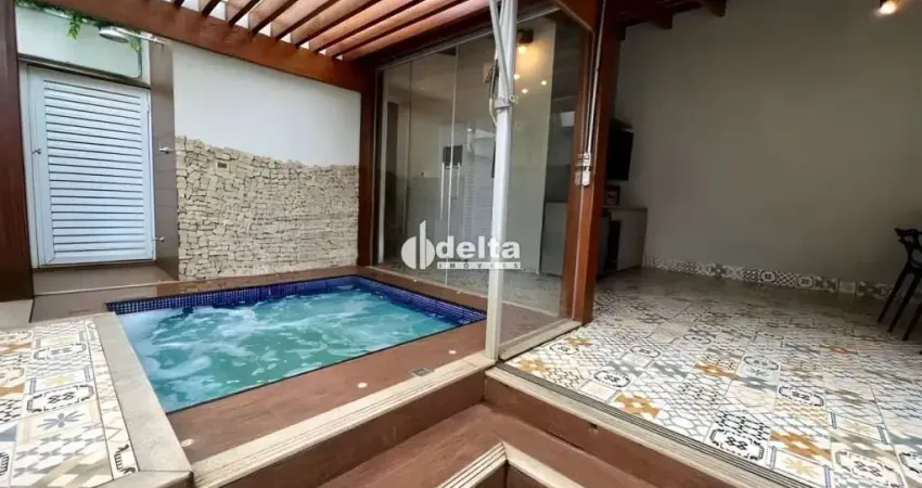 Casa residencial disponível para locação no bairro Laranjeiras em Uberlândia-MG.
