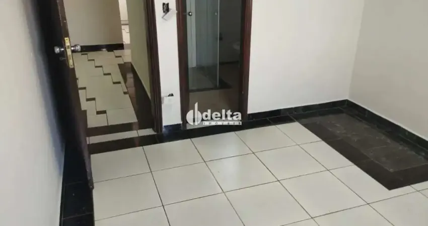 Casa residencial disponível para locação no bairro Tabajaras em Uberlândia-MG.