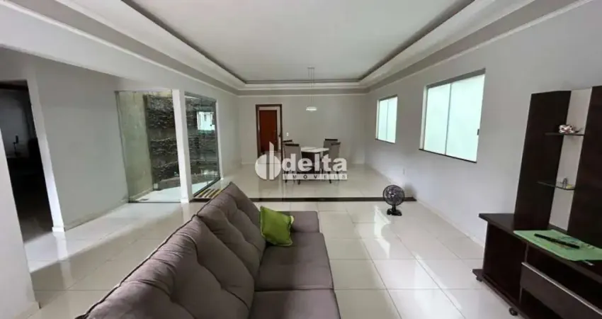 Casa residencial mobiliada com 3 quartos, sendo 1 suíte máster disponível para locação e venda no bairro santa mônica em uberlândia-mg