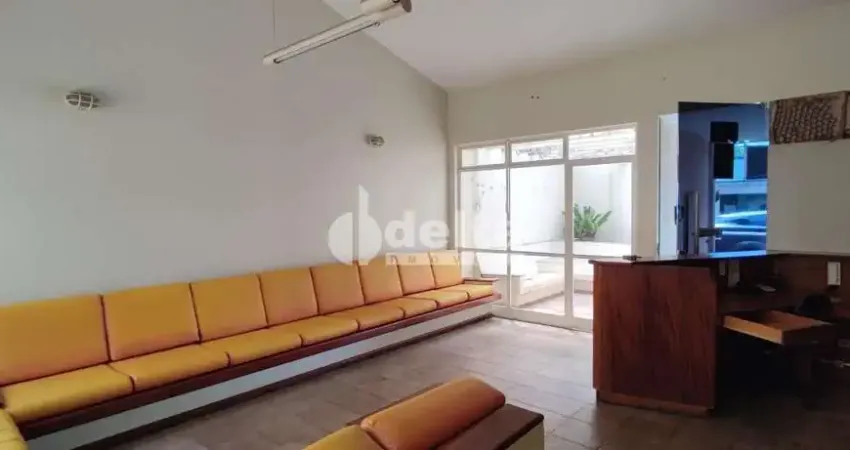 Casa comercial com 4 quartos sendo 1 suíte disponível para locação no bairro centro em uberlândia - mg.