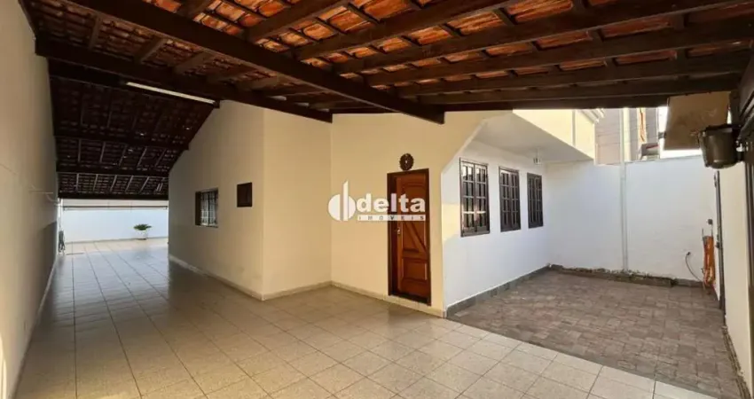 Casa estilo sobrado com 3 quartos sendo 1 suíte disponível para locação no bairro jardim patrícia em uberlândia - mg.