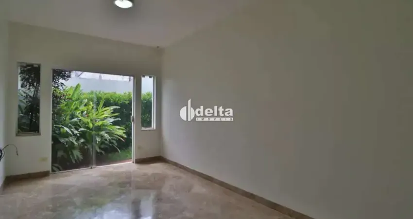 Casa residencial com 3 quartos sendo 2 suítes disponível para locação no bairro Morada da Colina em Uberlândia - MG.