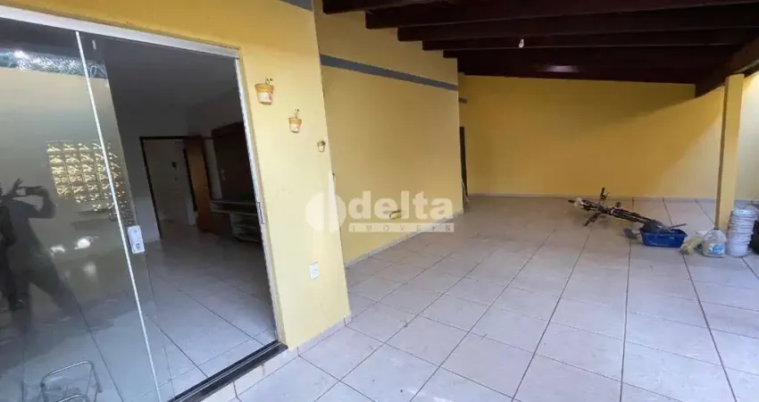 Casa residencial com 4 quartos sendo 2 suítes disponível para locação no bairro santa mônica em uberlândia - mg.