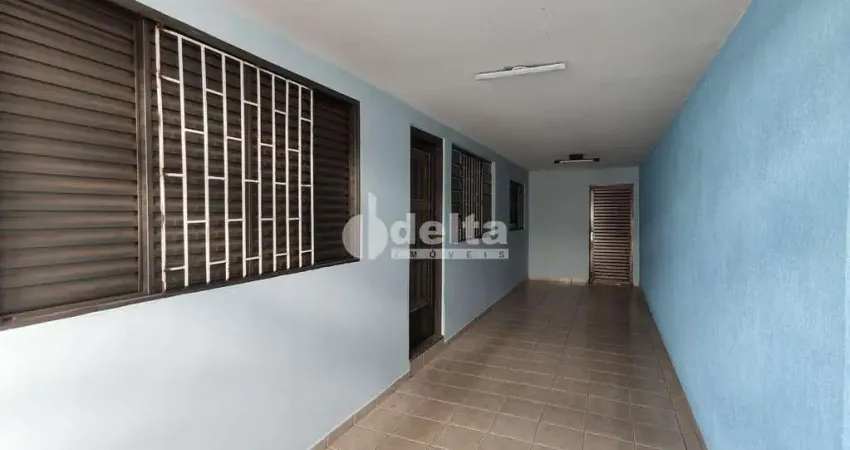 Casa residencial com 3 quartos sendo 1 suíte, disponível para locação no bairro martins em uberlândia-mg