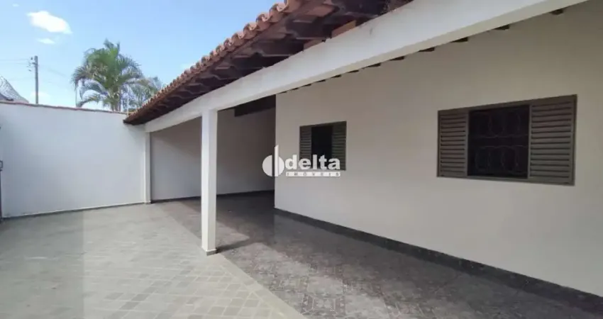 Casa com 3 quartos sendo 1 suíte disponível para locação no bairro segismundo pereira em uberlândia - mg.