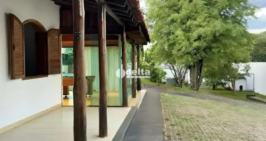 Casa residencial com 4 quartos sendo 2 suíte disponível para locação no bairro cidade jardim em uberlândia - mg.