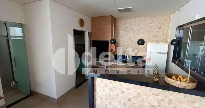 Casa residencial com 3 suítes disponível para locação no bairro alto umuarama em uberlândia - mg.
