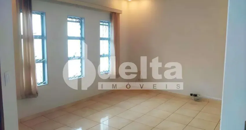 Casa residencial com 3 quartos e 1 suíte disponível para locação no bairro jardim patrícia em uberlândia-mg