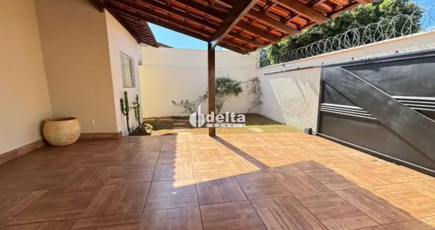 Casa residencial com 3 quartos sendo 1 suíte disponível para locação no bairro granada em uberlândia-mg